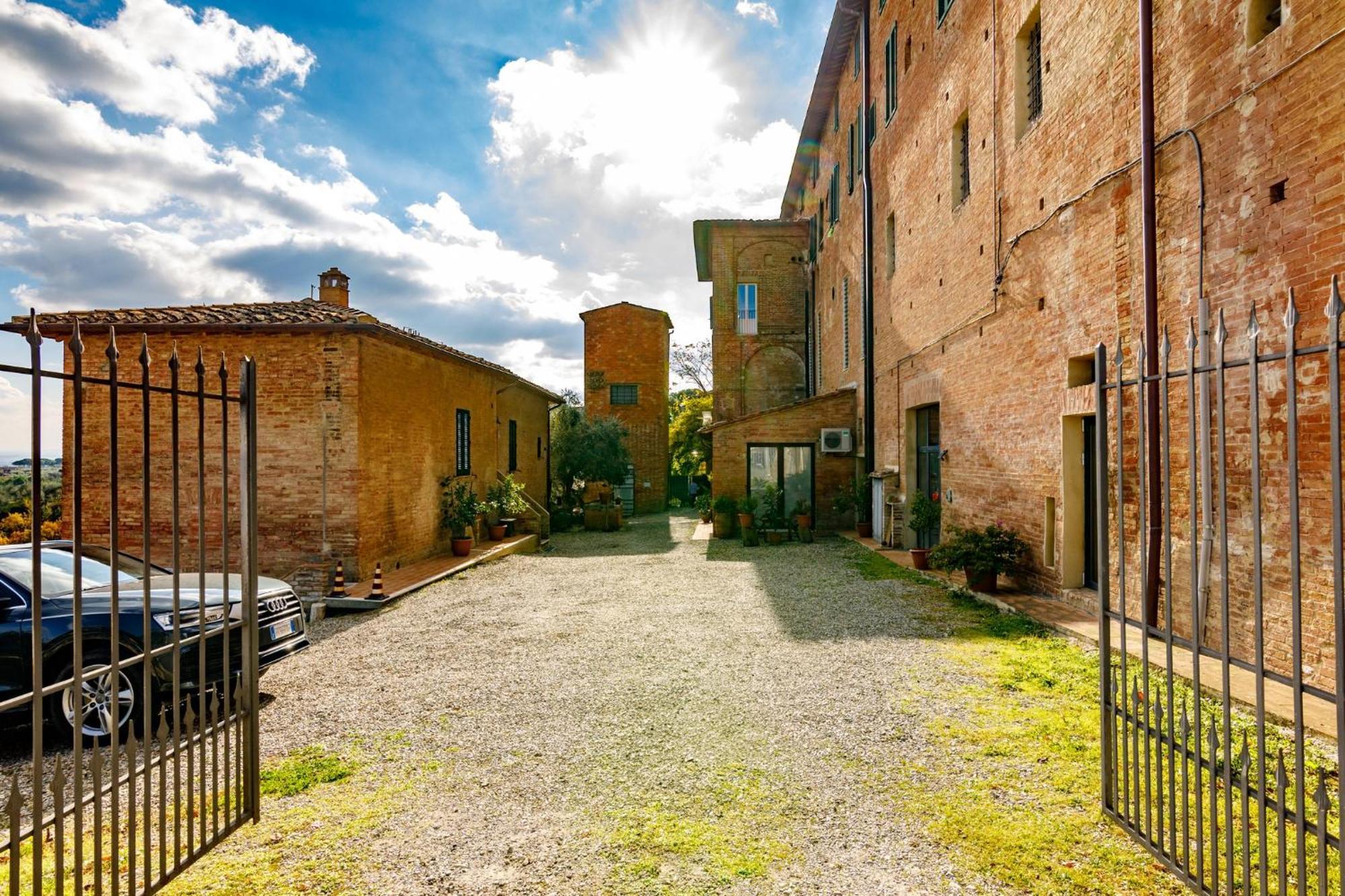 Porta Romana Elegant Apartments With Private Parking! Siena Eksteriør billede