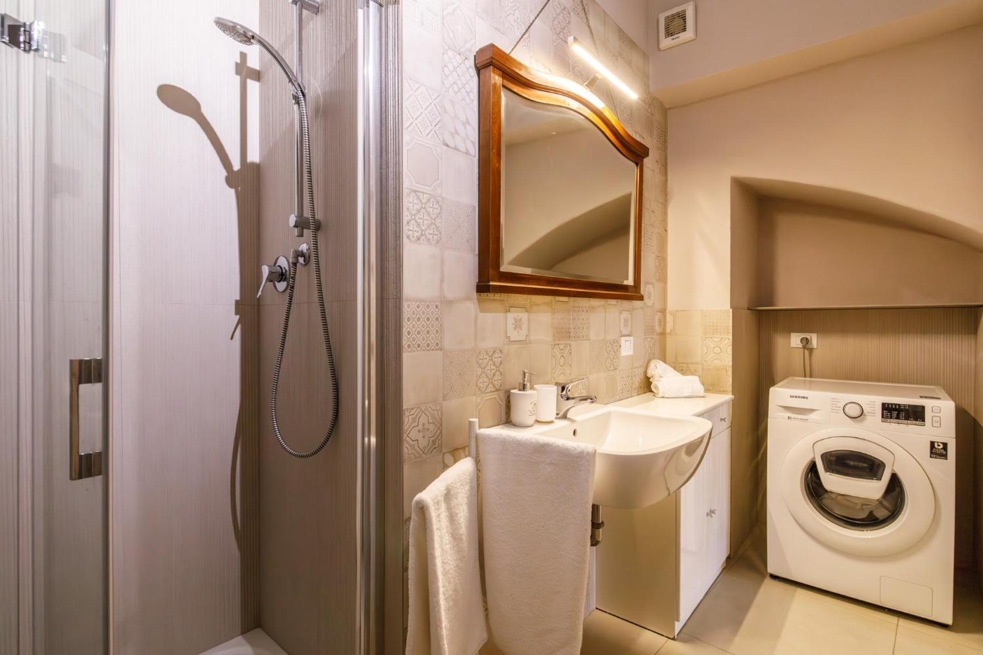 Porta Romana Elegant Apartments With Private Parking! Siena Eksteriør billede